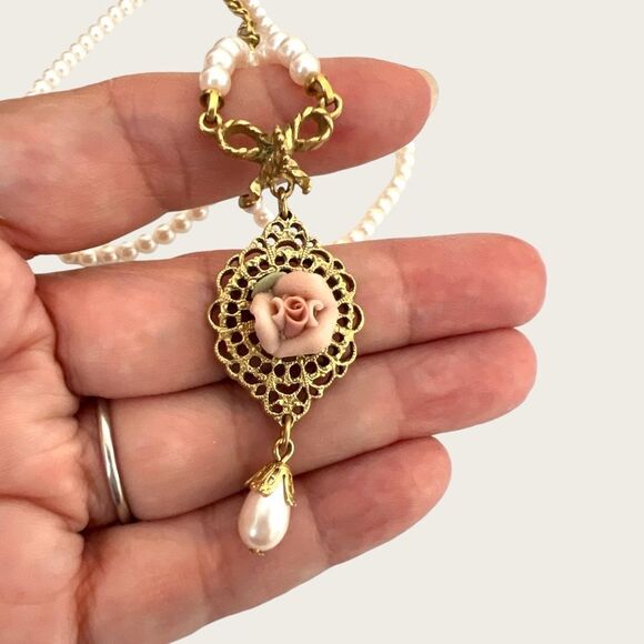 Vintage 1928 pink crystals/porcelain flower & faux pearl chocker gold tone - Picture 2 of 7